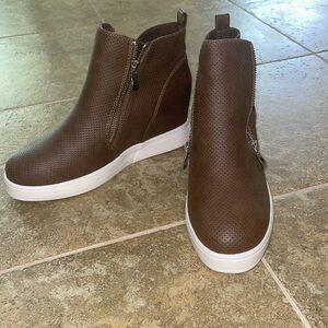 women's brown and white zip up ankle boots / booties